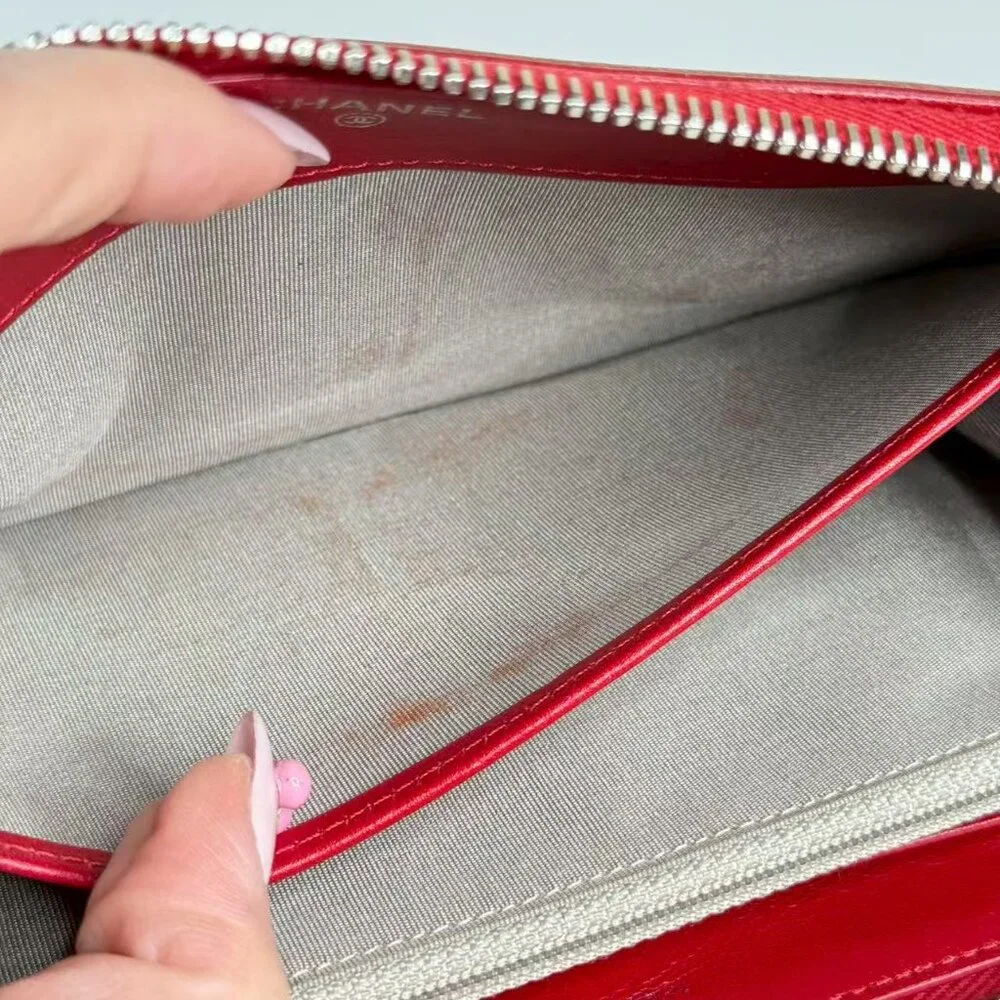 Chanel Red Leather CC Logo Wallet - Elegant Classic Design